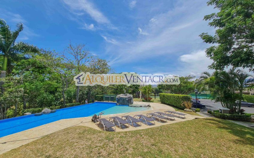 Puerta de Hierro Santa Ana! Condo de 3 habit. con jardín