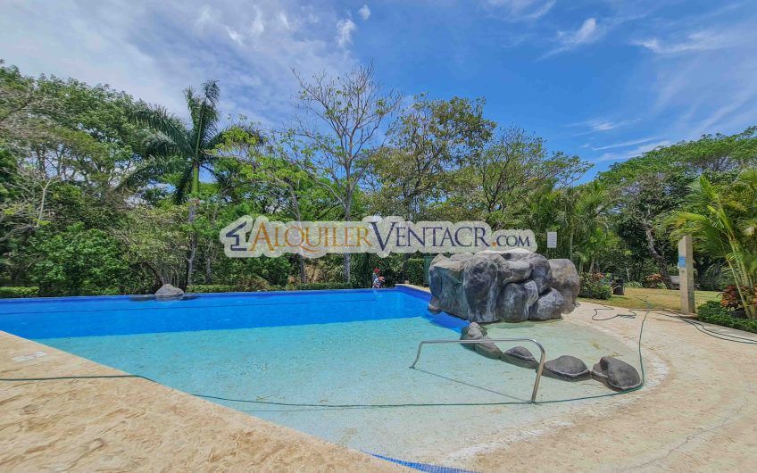 Puerta de Hierro Santa Ana! Condo de 3 habit. con jardín