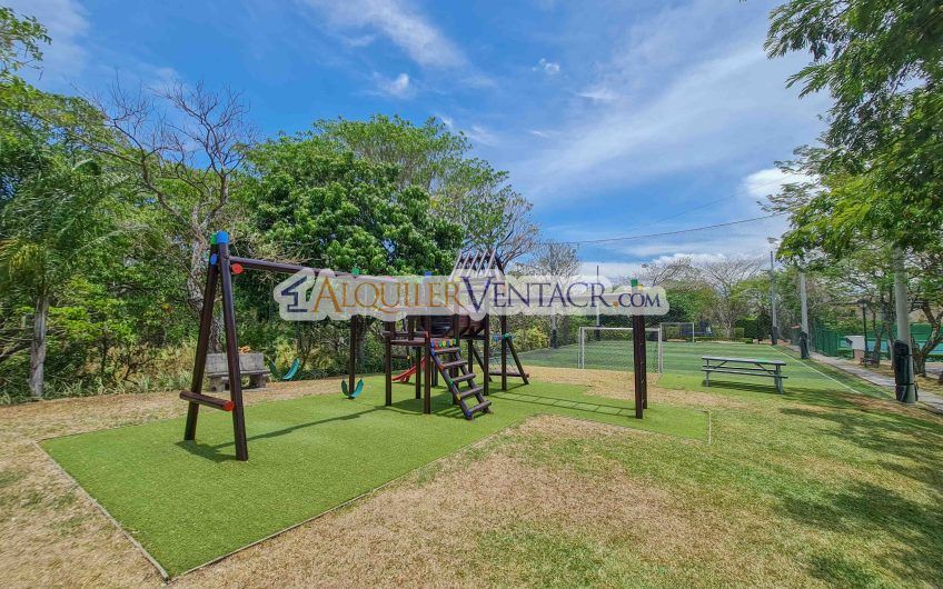 Puerta de Hierro Santa Ana! Condo de 3 habit. con jardín