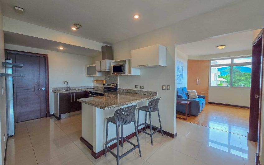 Apartamento amueblado con vista de 2 habit. + oficina en Escazú Guachipelín