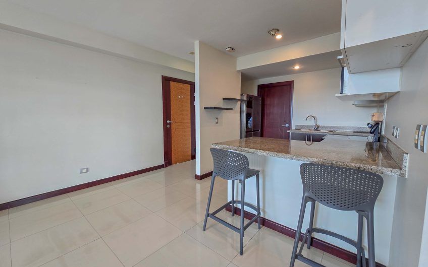 Apartamento amueblado con vista de 2 habit. + oficina en Escazú Guachipelín