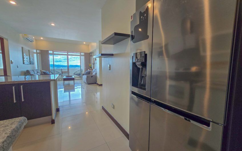 Apartamento amueblado con vista de 2 habit. + oficina en Escazú Guachipelín