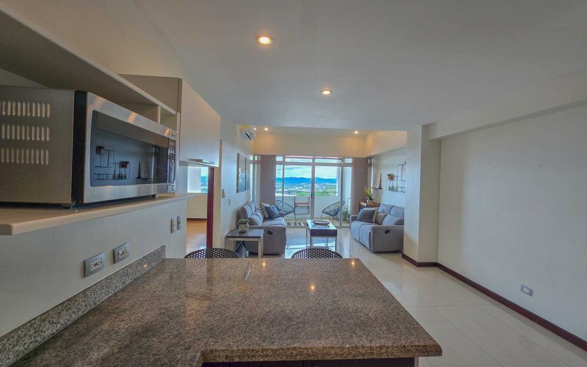 Apartamento amueblado con vista de 2 habit. + oficina en Escazú Guachipelín