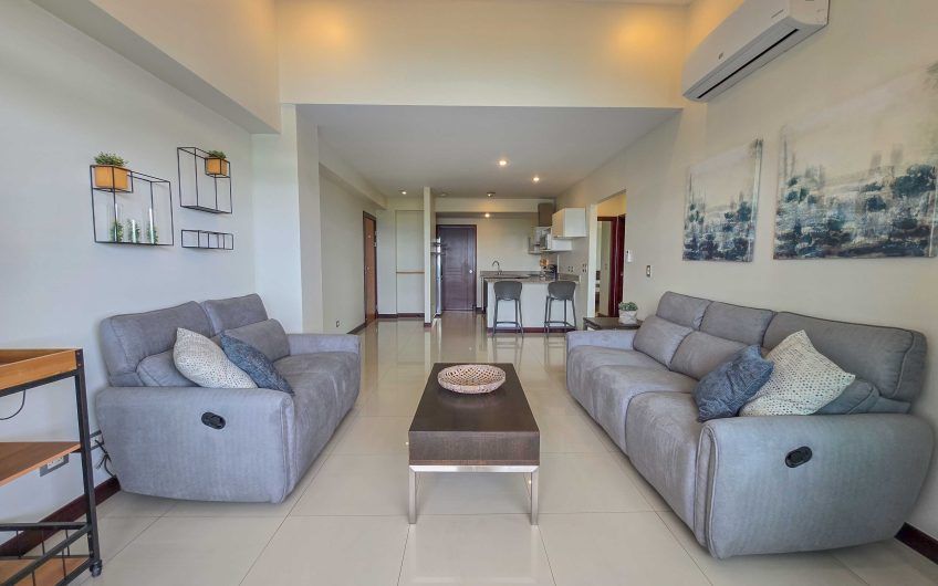 Apartamento amueblado con vista de 2 habit. + oficina en Escazú Guachipelín