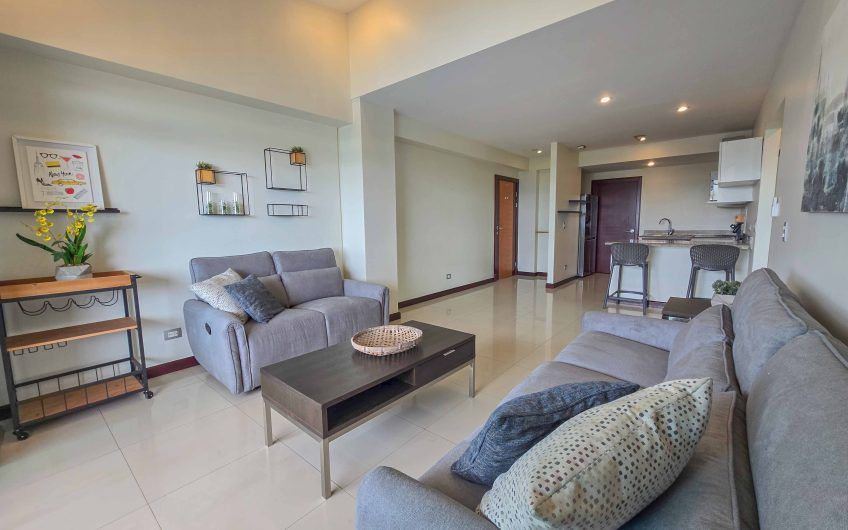 Apartamento amueblado con vista de 2 habit. + oficina en Escazú Guachipelín