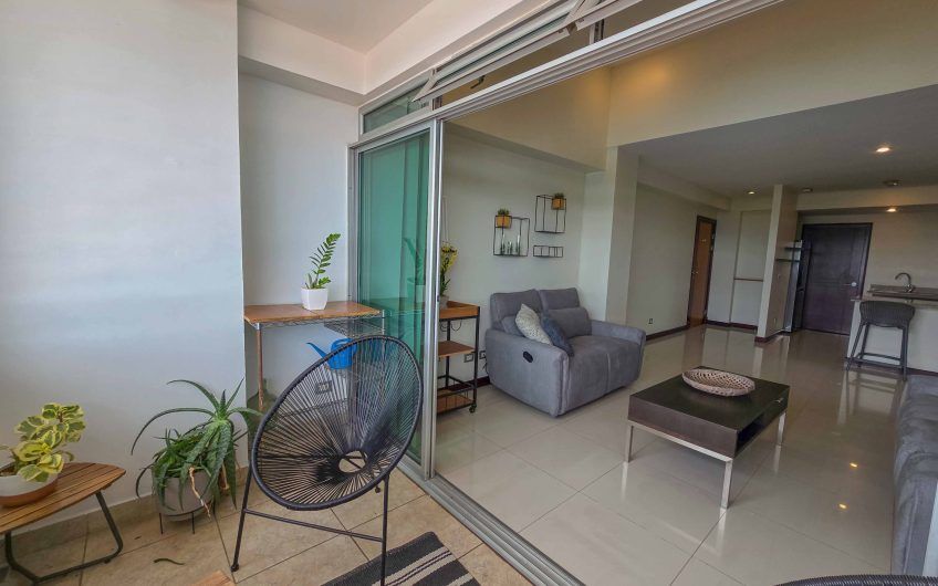 Apartamento amueblado con vista de 2 habit. + oficina en Escazú Guachipelín