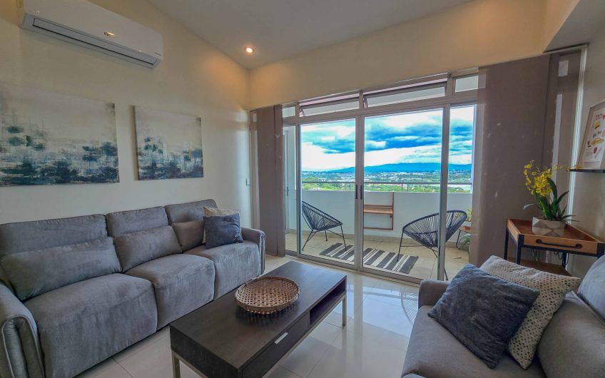 Apartamento amueblado con vista de 2 habit. + oficina en Escazú Guachipelín