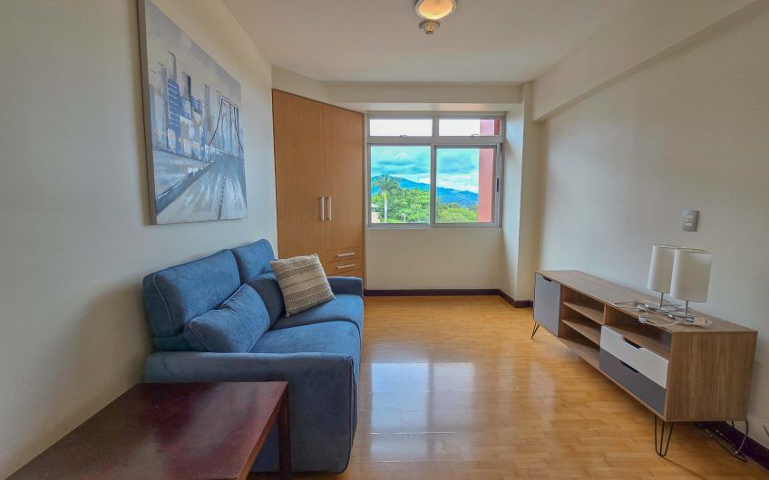 Apartamento amueblado con vista de 2 habit. + oficina en Escazú Guachipelín