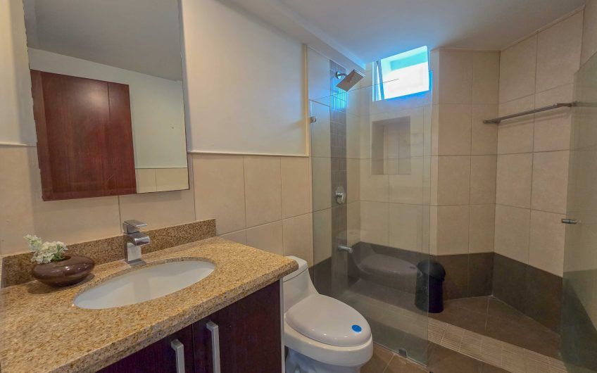 Apartamento amueblado con vista de 2 habit. + oficina en Escazú Guachipelín