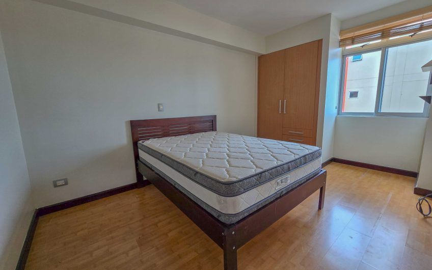 Apartamento amueblado con vista de 2 habit. + oficina en Escazú Guachipelín