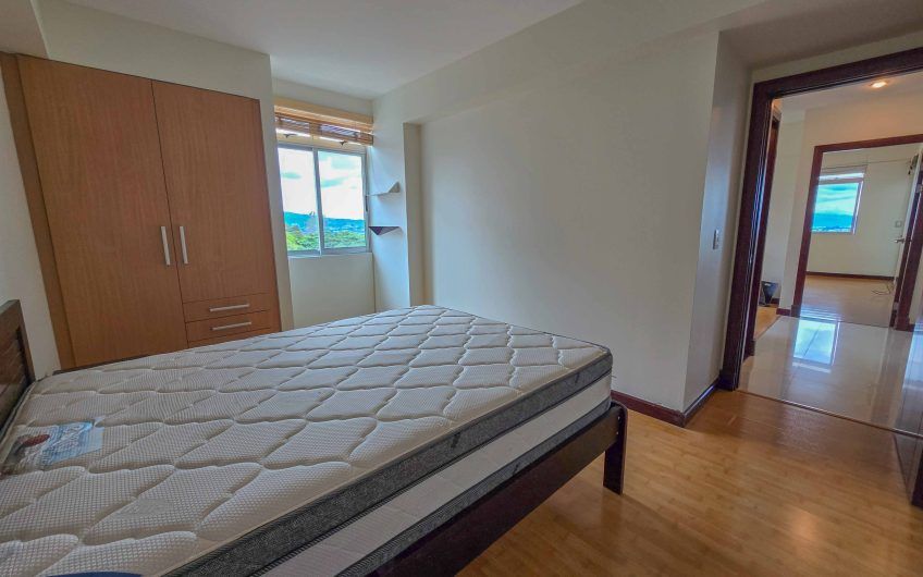 Apartamento amueblado con vista de 2 habit. + oficina en Escazú Guachipelín
