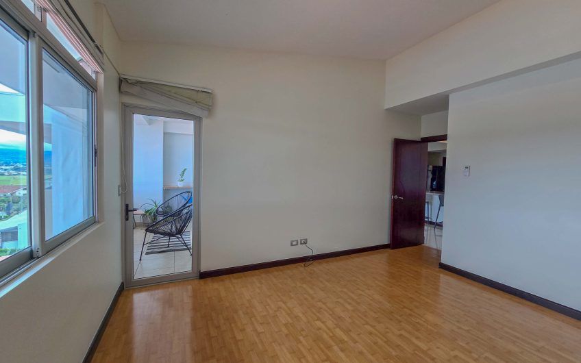 Apartamento amueblado con vista de 2 habit. + oficina en Escazú Guachipelín