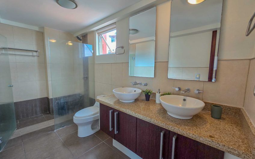 Apartamento amueblado con vista de 2 habit. + oficina en Escazú Guachipelín