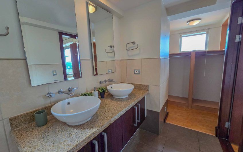 Apartamento amueblado con vista de 2 habit. + oficina en Escazú Guachipelín