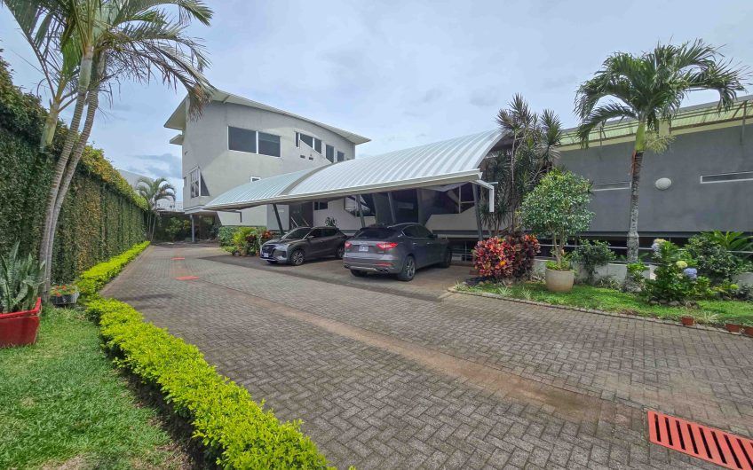 Condo Contemporáneo de 432 m2 con vista en Guachipelín Escazú