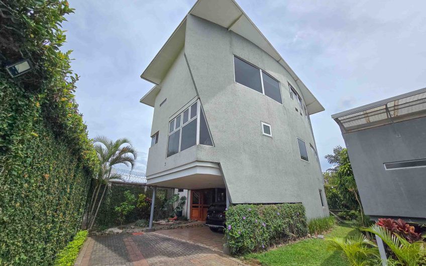 Condo Contemporáneo de 432 m2 con vista en Guachipelín Escazú