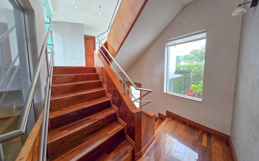 Condo Contemporáneo de 432 m2 con vista en Guachipelín Escazú