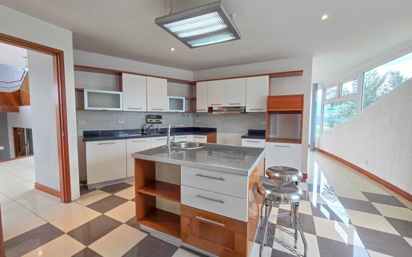 Condo Contemporáneo de 432 m2 con vista en Guachipelín Escazú