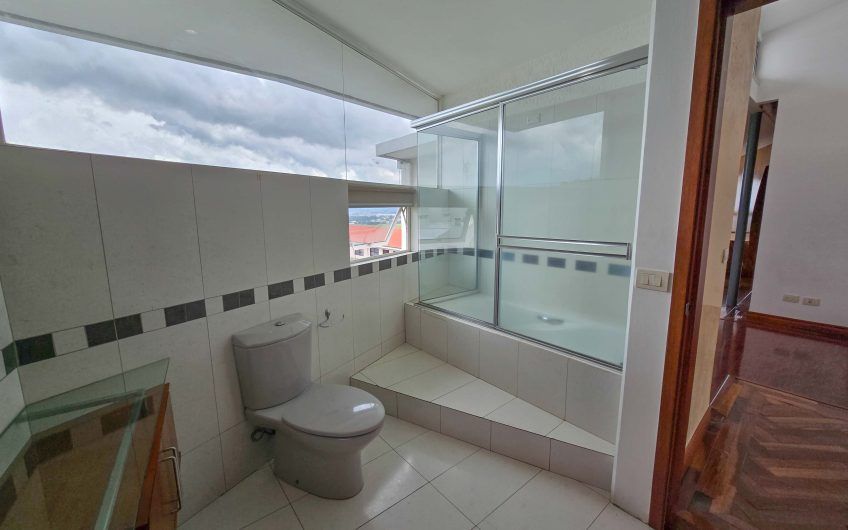 Condo Contemporáneo de 432 m2 con vista en Guachipelín Escazú