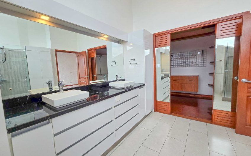 Condo Contemporáneo de 432 m2 con vista en Guachipelín Escazú