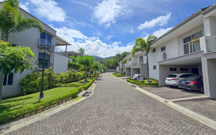 Condo amueblado de 320 m2 con jardín en Jaboncillos Escazú