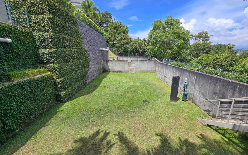 Condo amueblado de 320 m2 con jardín en Jaboncillos Escazú