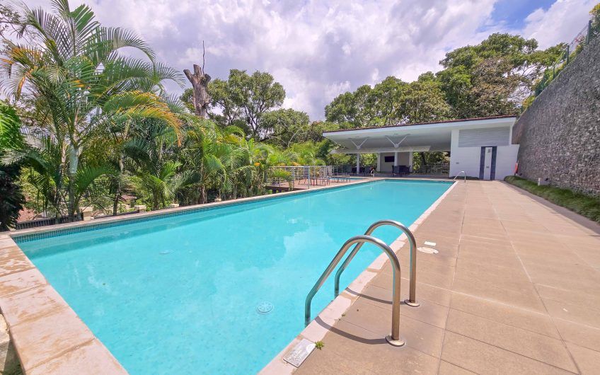 Condo amueblado de 320 m2 con jardín en Jaboncillos Escazú