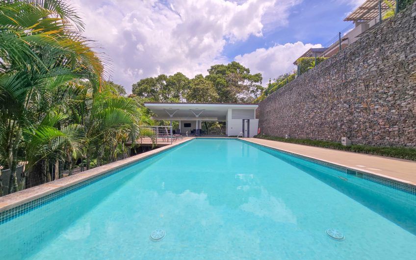 Condo amueblado de 320 m2 con jardín en Jaboncillos Escazú