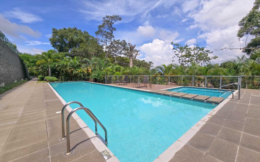 Condo amueblado de 320 m2 con jardín en Jaboncillos Escazú