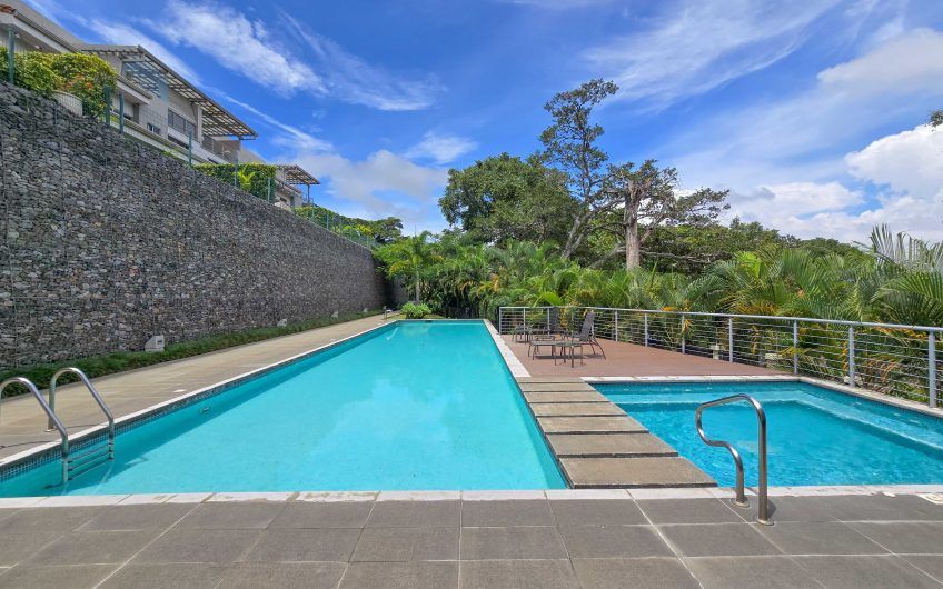 Condo amueblado de 320 m2 con jardín en Jaboncillos Escazú