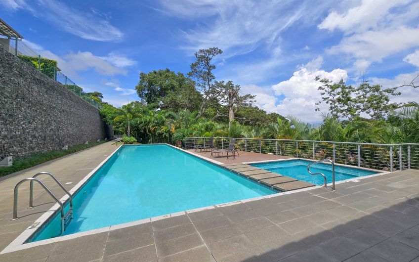 Condo amueblado de 320 m2 con jardín en Jaboncillos Escazú