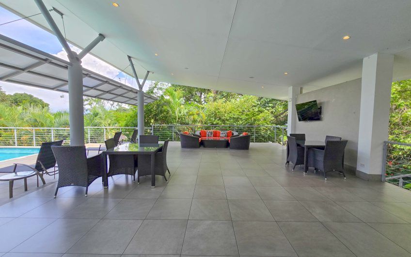 Condo amueblado de 320 m2 con jardín en Jaboncillos Escazú