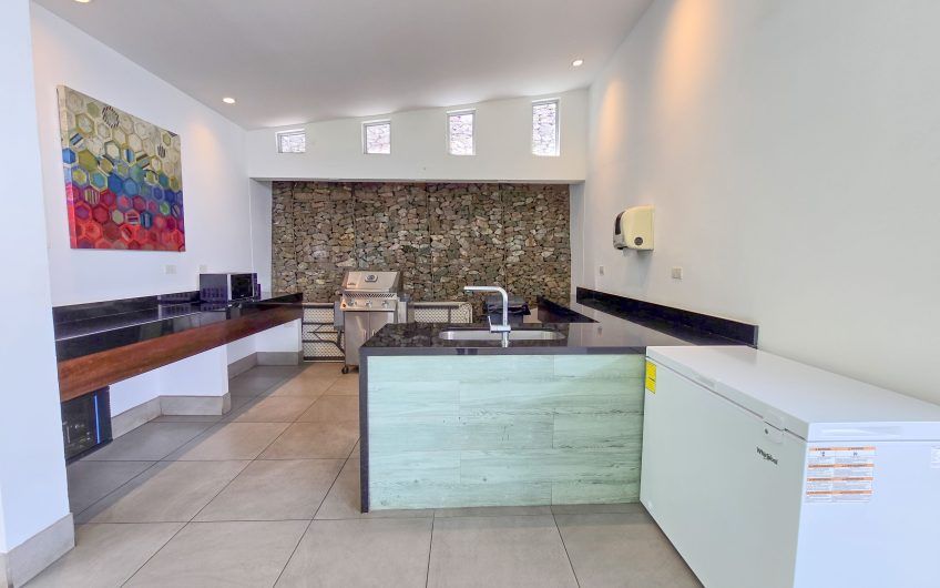 Condo amueblado de 320 m2 con jardín en Jaboncillos Escazú