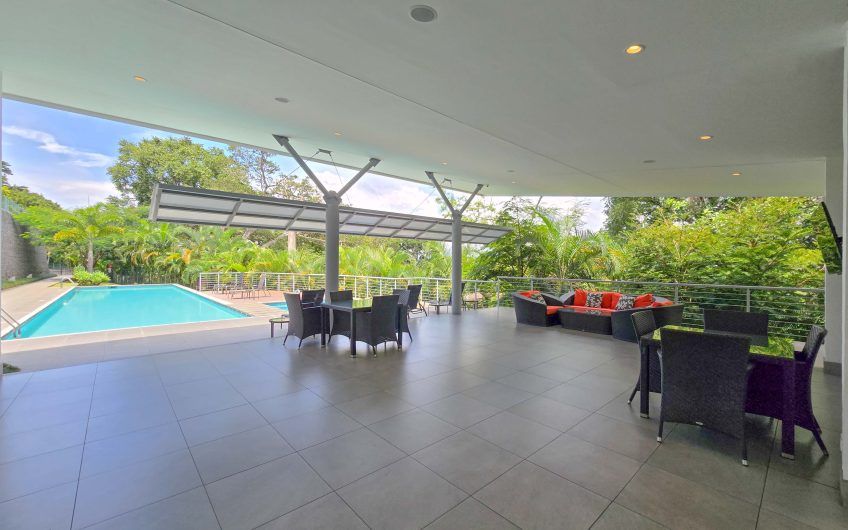 Condo amueblado de 320 m2 con jardín en Jaboncillos Escazú