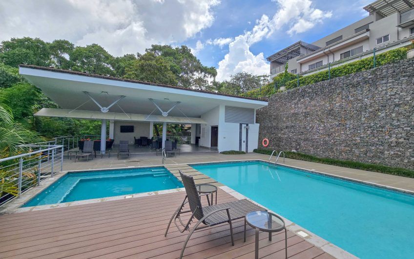 Condo amueblado de 320 m2 con jardín en Jaboncillos Escazú