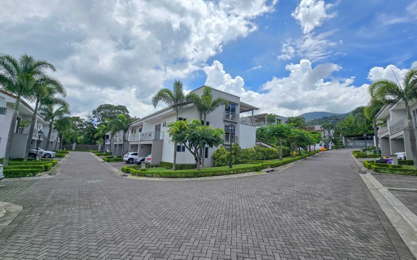 Condo amueblado de 320 m2 con jardín en Jaboncillos Escazú