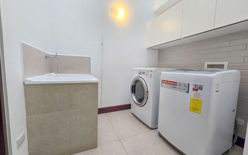 Condo amueblado de 320 m2 con jardín en Jaboncillos Escazú