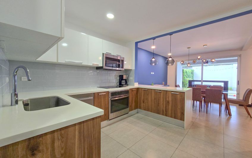 Condo amueblado de 320 m2 con jardín en Jaboncillos Escazú