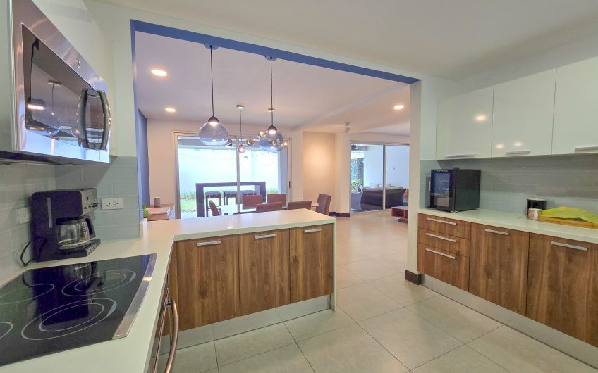 Condo amueblado de 320 m2 con jardín en Jaboncillos Escazú
