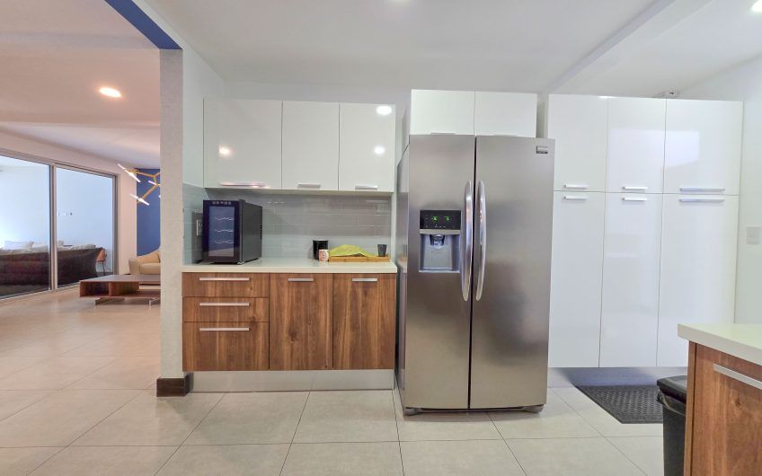 Condo amueblado de 320 m2 con jardín en Jaboncillos Escazú