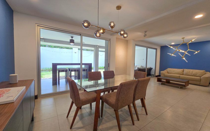 Condo amueblado de 320 m2 con jardín en Jaboncillos Escazú