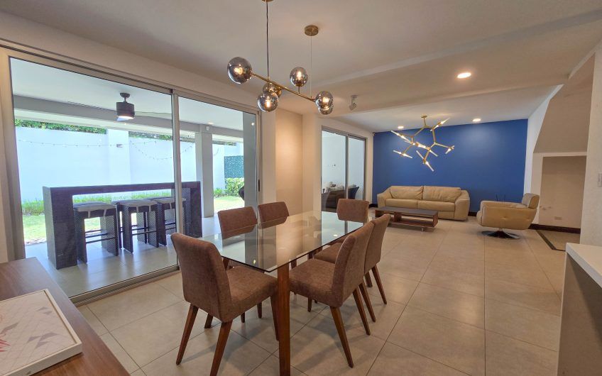 Condo amueblado de 320 m2 con jardín en Jaboncillos Escazú