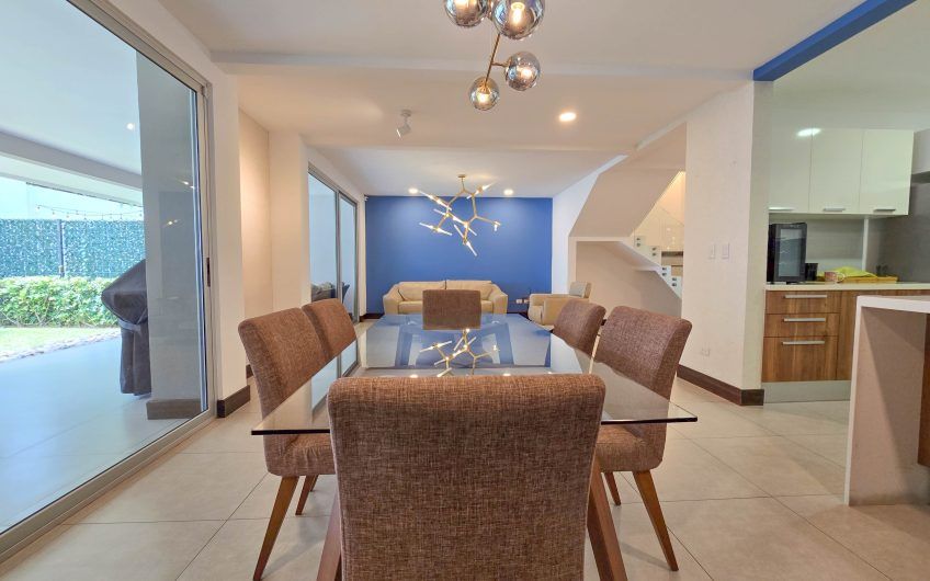 Condo amueblado de 320 m2 con jardín en Jaboncillos Escazú