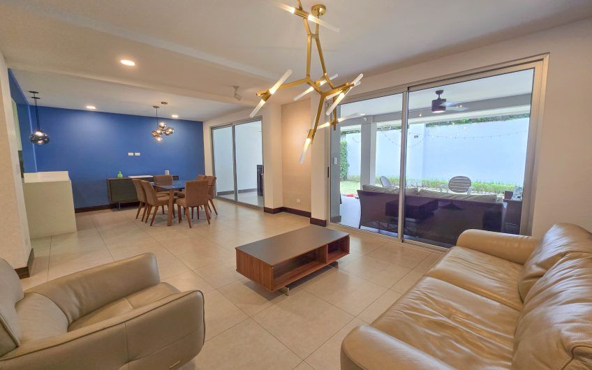 Condo amueblado de 320 m2 con jardín en Jaboncillos Escazú