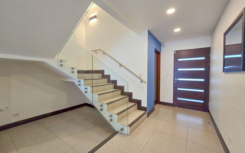 Condo amueblado de 320 m2 con jardín en Jaboncillos Escazú