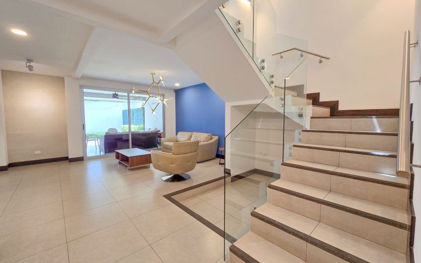 Condo amueblado de 320 m2 con jardín en Jaboncillos Escazú