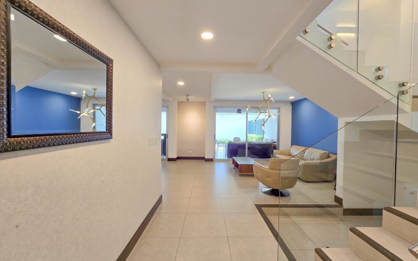 Condo amueblado de 320 m2 con jardín en Jaboncillos Escazú
