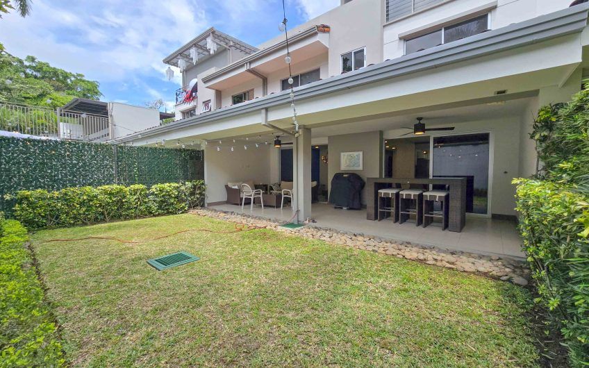 Condo amueblado de 320 m2 con jardín en Jaboncillos Escazú