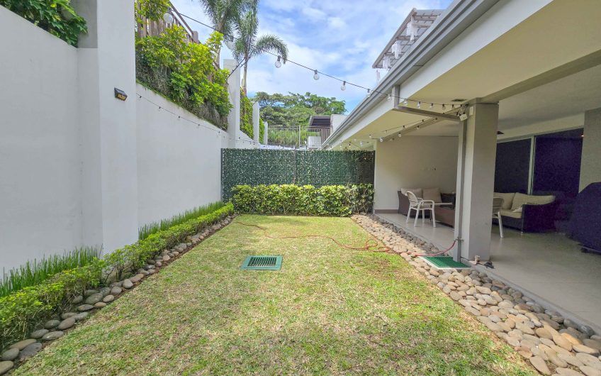 Condo amueblado de 320 m2 con jardín en Jaboncillos Escazú