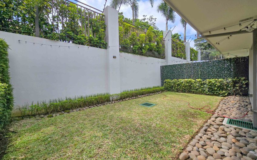 Condo amueblado de 320 m2 con jardín en Jaboncillos Escazú